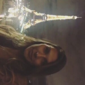 Camille Cerf et son amoureux Malik ensemble dans un restaurant avec vue sur la Tour Eiffel, mercredi 4 avril 2018.