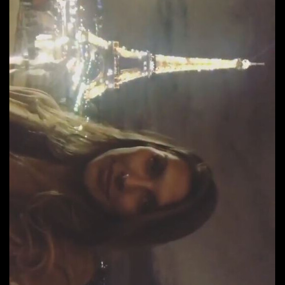 Camille Cerf et son amoureux Malik ensemble dans un restaurant avec vue sur la Tour Eiffel, mercredi 4 avril 2018.