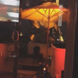Camille Cerf et son amoureux Malik ensemble dans un restaurant avec vue sur la Tour Eiffel, mercredi 4 avril 2018.