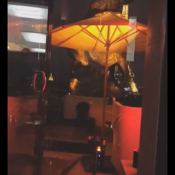 Camille Cerf et son amoureux Malik ensemble dans un restaurant avec vue sur la Tour Eiffel, mercredi 4 avril 2018.