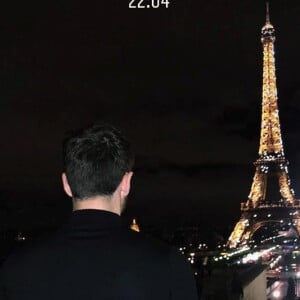 Camille Cerf et son amoureux Malik ensemble dans un restaurant avec vue sur la Tour Eiffel, mercredi 4 avril 2018.