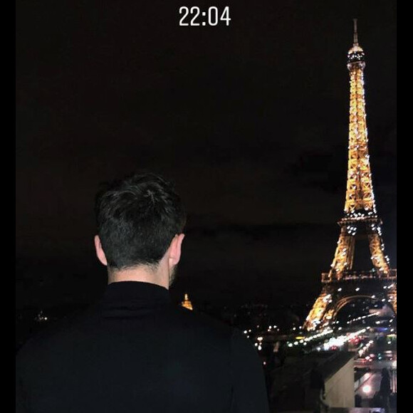 Camille Cerf et son amoureux Malik ensemble dans un restaurant avec vue sur la Tour Eiffel, mercredi 4 avril 2018.