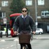 Exclusif - Pippa Middleton sur son vélo dans la rue à Londres le 8 novembre 2017.