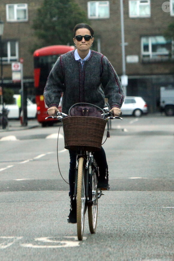 Exclusif - Pippa Middleton sur son vélo dans la rue à Londres le 8 novembre 2017.