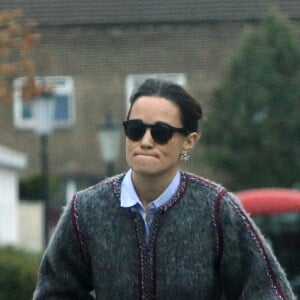 Exclusif - Pippa Middleton sur son vélo dans la rue à Londres le 8 novembre 2017.