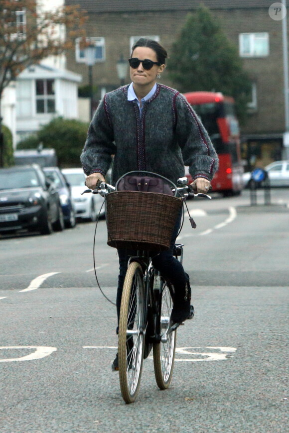 Exclusif - Pippa Middleton sur son vélo dans la rue à Londres le 8 novembre 2017.