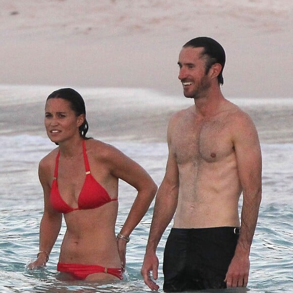 Exclusif - Pippa Middleton et James Matthews en vacances à Saint-Barthélemy, sur la célèbre plage de l'Eden Rock, propriété des parents de James, David Matthews et sa femme Jane, le 22 août 2015