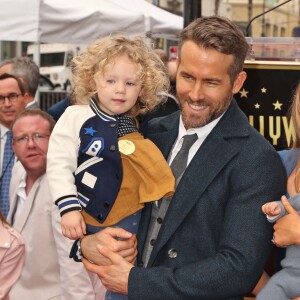 Ryan Reynolds avec sa femme Blake Lively et leurs filles James et Ines pour recevoir son étoile sur le Walk of Fame à Hollywood, le 15 décembre 2016