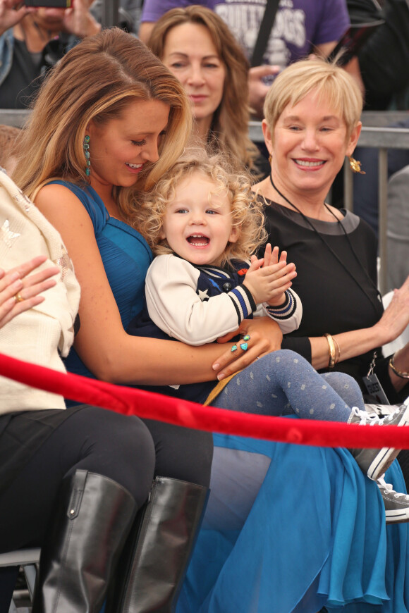 Blake Lively avec sa fille James et sa belle-mère Tammy - Ryan Reynolds reçoit son étoile sur le Walk of Fame à Hollywood, le 15 décembre 2016