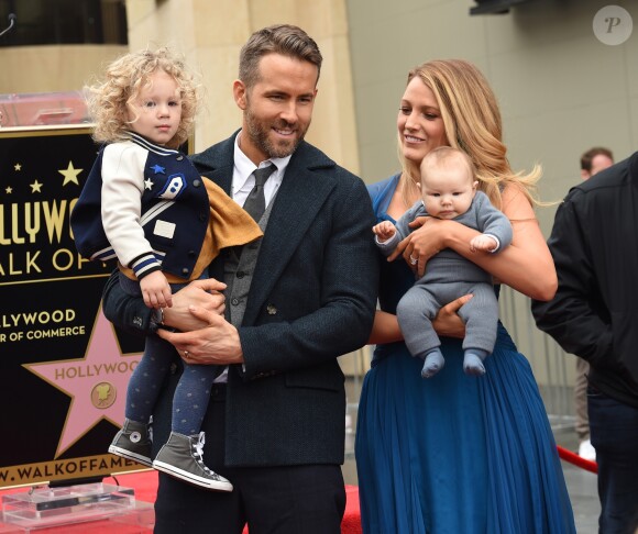 Ryan Reynolds avec sa femme Blake Lively et leurs filles James et Ines pour recevoir son étoile sur le Walk of Fame à Hollywood, le 15 décembre 2016