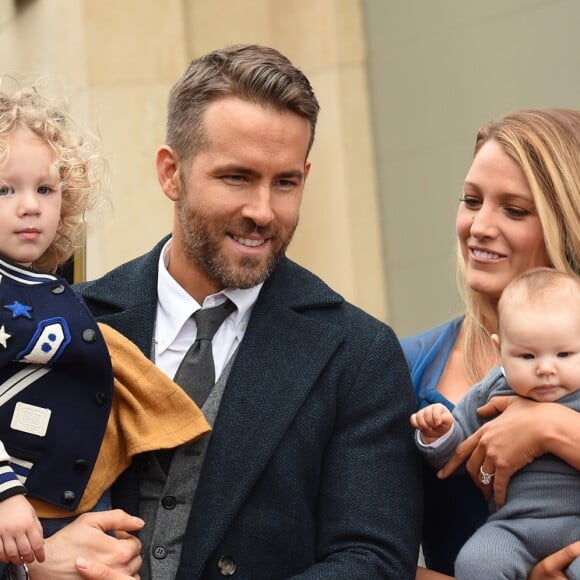 Ryan Reynolds avec sa femme Blake Lively et leurs filles James et Ines pour recevoir son étoile sur le Walk of Fame à Hollywood, le 15 décembre 2016