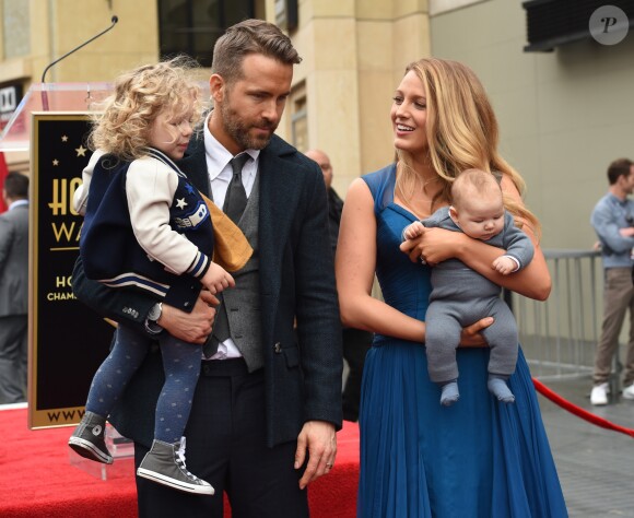 Ryan Reynolds avec sa femme Blake Lively et leurs filles James et Ines pour recevoir son étoile sur le Walk of Fame à Hollywood, le 15 décembre 2016