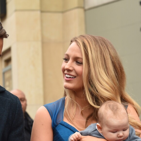 Ryan Reynolds avec sa femme Blake Lively et leurs filles James et Ines pour recevoir son étoile sur le Walk of Fame à Hollywood, le 15 décembre 2016