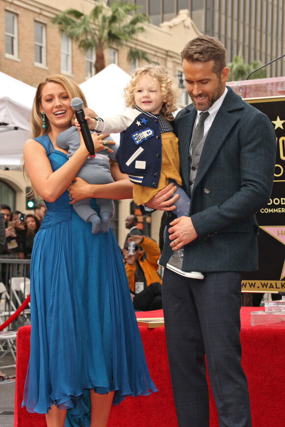 Ryan Reynolds avec sa femme Blake Lively et leurs filles James et Ines pour recevoir son étoile sur le Walk of Fame à Hollywood, le 15 décembre 2016