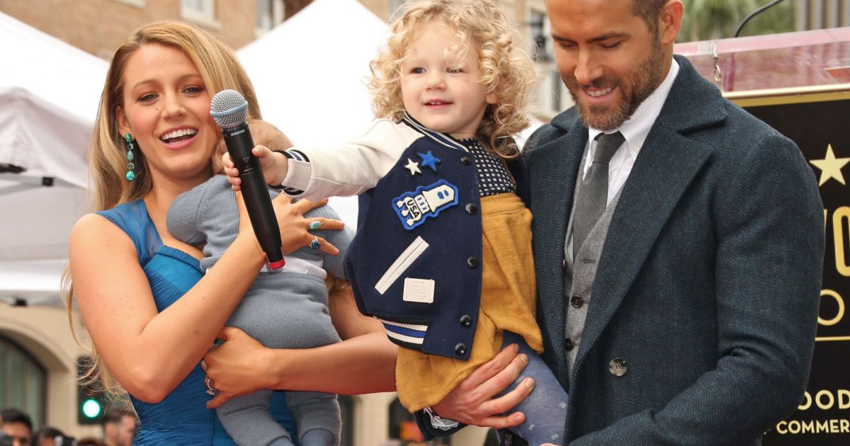 Ryan Reynolds Avec Sa Femme Blake Lively Et Leurs Filles James Et Ines Pour Recevoir Son étoile 