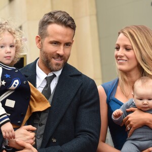 Ryan Reynolds avec sa femme Blake Lively et leurs filles James et Ines pour recevoir son étoile sur le Walk of Fame à Hollywood, le 15 décembre 2016