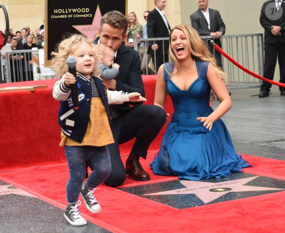 Ryan Reynolds avec sa femme Blake Lively et leurs filles James et Ines pour recevoir son étoile sur le Walk of Fame à Hollywood, le 15 décembre 2016