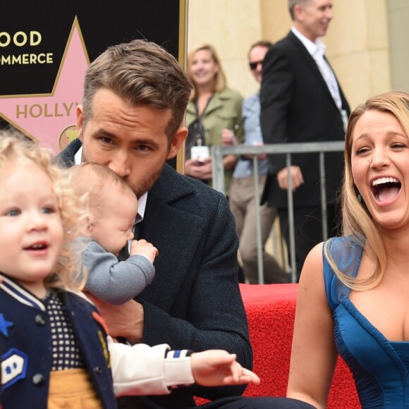 Ryan Reynolds avec sa femme Blake Lively et leurs filles James et Ines pour recevoir son étoile sur le Walk of Fame à Hollywood, le 15 décembre 2016