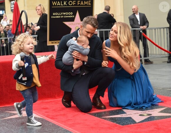 Ryan Reynolds avec sa femme Blake Lively et leurs filles James et Ines pour recevoir son étoile sur le Walk of Fame à Hollywood, le 15 décembre 2016