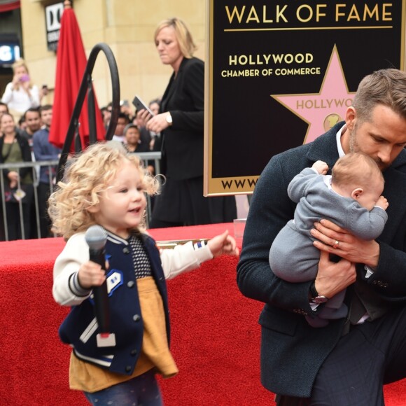 Ryan Reynolds avec sa femme Blake Lively et leurs filles James et Ines pour recevoir son étoile sur le Walk of Fame à Hollywood, le 15 décembre 2016