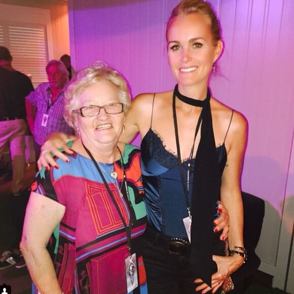 Elyette Boudou surnommée "Mamie Rock", avec sa petite-fille Laeticia Hallyday sur Instagram le 11 juillet 2015.
