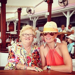 Elyette Boudou surnommée "Mamie Rock", avec sa petite-fille Laeticia Hallyday sur Instagram le 27 juillet 2014.