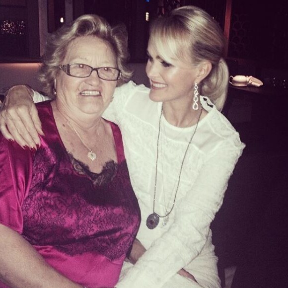 Elyette Boudou surnommée "Mamie Rock", avec sa petite-fille Laeticia Hallyday sur Instagram le 19 mars 2014.