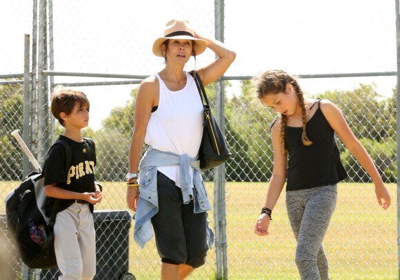 Exclusif - Brooke Burke avec son mari David Charvet et leurs enfants Shaya et Heaven se relaxent au parc à Malibu le 22 avril 2017.