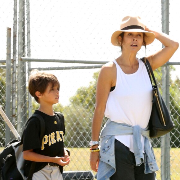 Exclusif - Brooke Burke avec son mari David Charvet et leurs enfants Shaya et Heaven se relaxent au parc à Malibu le 22 avril 2017.