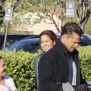 Exclusif - Brooke Burke et son mari David Charvet avec leurs enfants Shaya Braven et Heaven Rain arrivent au cinéma à Calabasas le 14 avril 2017.