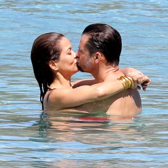 Semi Exclusif - David Charvet et sa femme Brooke Burke en amoureux à Saint Barthélemy avec des amis le 15 février 2017. 