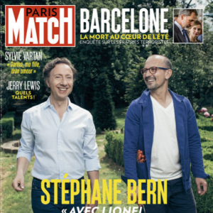 Stéphane Bern et son compagnon Lionel en couverture du magazine "Paris Match", en kiosques le 23 août 2017.