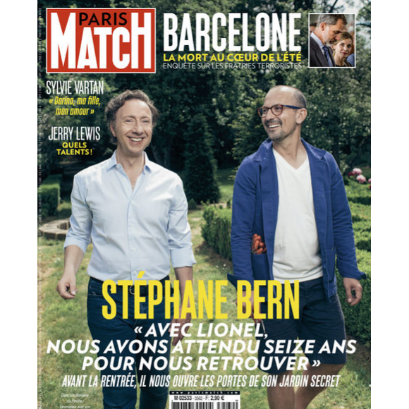 Stéphane Bern et son compagnon Lionel en couverture du magazine "Paris Match", en kiosques le 23 août 2017.