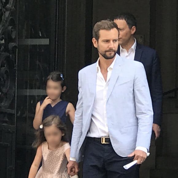 Marc-Olivier Fogiel avec son mari François Roelants et leurs filles Lily et Mila - Bruno Julliard (premier adjoint à la Maire de Paris chargé de la Culture, du patrimoine, des métiers d'art, des relations avec les arrondissements et de la nuit) s'est marié avec Paul Le Goff à la mairie du 10e arrondissement de Paris, le 8 juillet 2017.