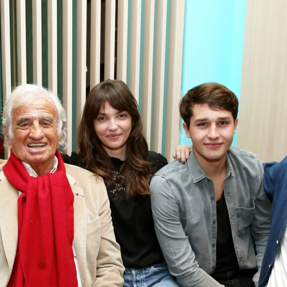 Jean-Paul Belmondo entouré de ses petits-enfants, Victor, Annabelle, Giacomo et Alessandro - A l'occasion du lancement de son nouveau livre "Mes recettes bonne humeur" (Editions du Cherche Midi), Luana Belmondo a réuni ses proches et amis épicuriens autour d'un Aperitivo concocté par le Chef Denny Imbroisi (Restaurant IDA) à Paris, le 13 Octobre 2016. © Dominique Jacovides/Bestimage