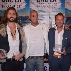 Le réalisateur Didier Beringuer et le producteur Fabrice Sopoglian et guest - Fabrice Sopoglian reçoit deux Awards pour le documentaire "VIF" sur la vie de Christian Audigier lors du festival DOC LA à Los Angeles le 20 octobre 2017.