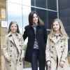 La reine Letizia d'Espagne et ses filles l'infante Sofia et la princesse Leonor des Asturies lors de leur visite au roi Juan Carlos Ier d'Espagne le 8 avril 2018 à l'hôpital La Moraleja dans le nord de Madrid. L'ancien souverain y a été hospitalisé pour le remplacement de la prothèse de son genou droit.