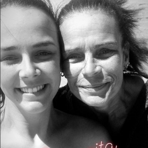 Pauline Ducruet avec sa mère la princesse Stéphanie de Monaco à Essaouira au Maroc après l'arrivée du Rallye Aïcha des Gazelles, image extraite de sa story Instagram du 3 avril 2018.