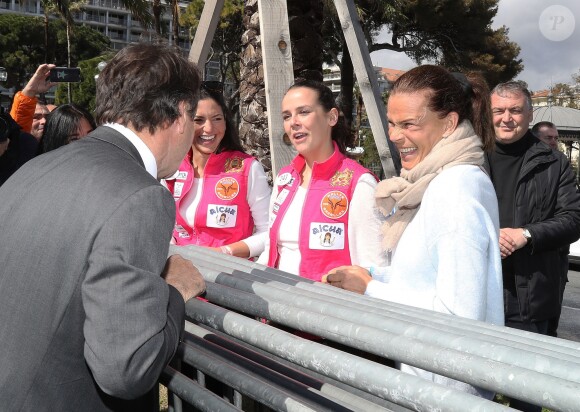 Christian Estrosi, le maire de Nice, salue la princesse Stéphanie de Monaco, Pauline Ducruet et Schanel Bakkouche lors du départ du 28e Rallye Aïcha des Gazelles du Maroc sur la Promenade des Anglais à Nice le 17 mars 2018.