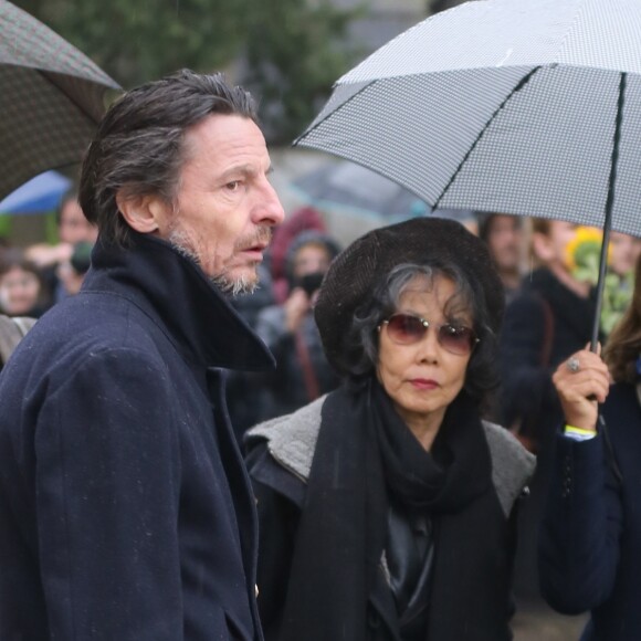 Kuela Nguyen (mère de Kên Higelin) - Sorties - Obsèques de Jacques Higelin au cimetière du Père Lachaise à Paris le 12 avril 2018