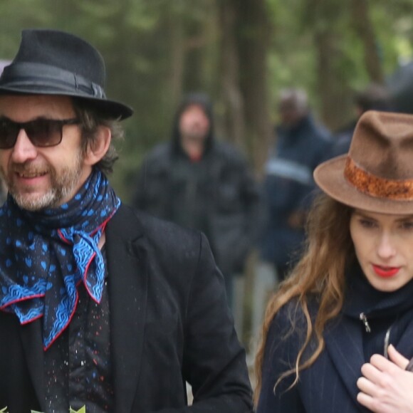 Le chanteur Arthur H. et sa compagne l'artiste Léonore Mercier - Sorties - Obsèques de Jacques Higelin au cimetière du Père Lachaise à Paris le 12 avril 2018