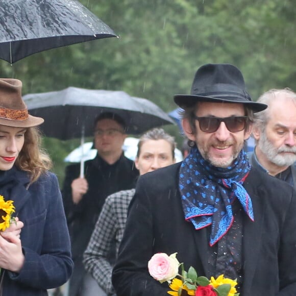 Le chanteur Arthur H. et sa compagne l'artiste Léonore Mercier - Sorties - Obsèques de Jacques Higelin au cimetière du Père Lachaise à Paris le 12 avril 2018