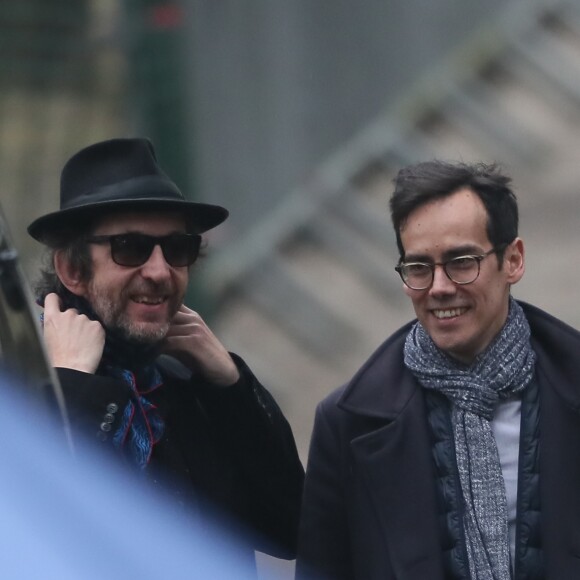 Arthur H et Kên Higelin lors des obsèques de Jacques Higelin au cimetière du Père Lachaise à Paris le 12 avril 2018.