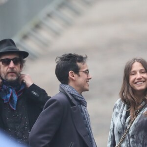 Arthur H, Kên Higelin, Izïa Higelin lors des obsèques de Jacques Higelin au cimetière du Père Lachaise à Paris le 12 avril 2018.