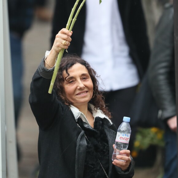 Aziza Zakine (femme de Jacques Higelin et mère de Izïa) lors des obsèques de Jacques Higelin au cimetière du Père Lachaise à Paris le 12 avril 2018.