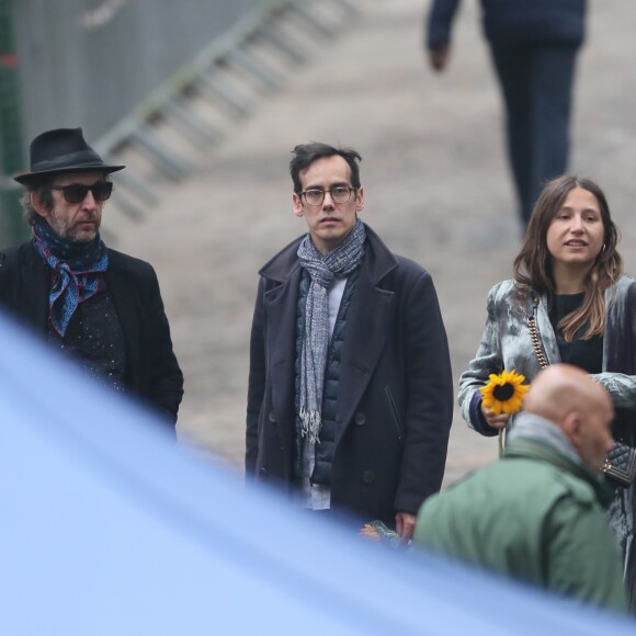 Arthur H, Kên Higelin, Izïa Higelin lors des obsèques de Jacques Higelin au cimetière du Père Lachaise à Paris le 12 avril 2018.
