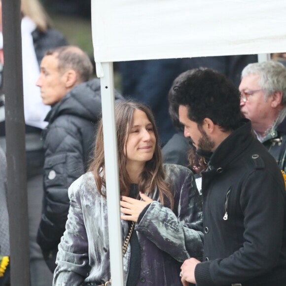 Izïa Higelin et son compagnon lors des obsèques de Jacques Higelin au cimetière du Père Lachaise à Paris le 12 avril 2018.