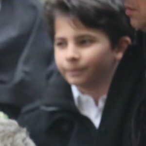 Izïa Higelin et son compagnon lors des obsèques de Jacques Higelin au cimetière du Père Lachaise à Paris le 12 avril 2018.