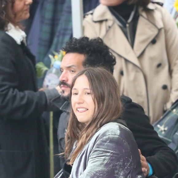 Izïa Higelin et son compagnon lors des obsèques de Jacques Higelin au cimetière du Père Lachaise à Paris le 12 avril 2018.