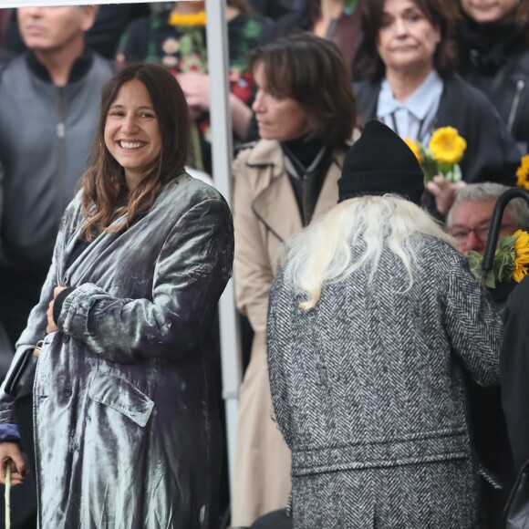 Izïa Higelin lors des obsèques de Jacques Higelin au cimetière du Père Lachaise à Paris le 12 avril 2018.